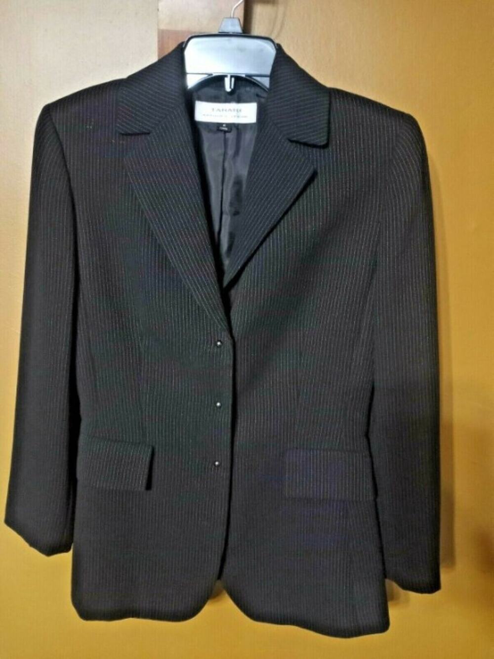 TAHARI WOMEN BLACK PINSTRIPED SNAP